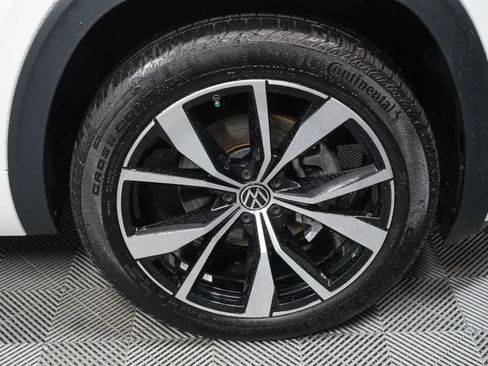 Certified 2025 Volkswagen Atlas SEL Premium R-Line image 9