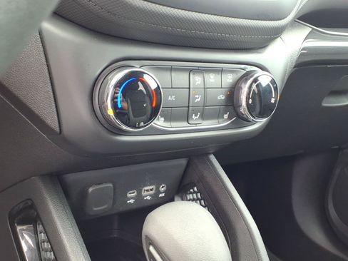 Used 2023 Chevrolet TrailBlazer LT FWD image 14