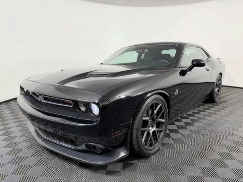 Used 2018 Dodge Challenger R/T Scat Pack w/ Leather Interior Group RWD image 2