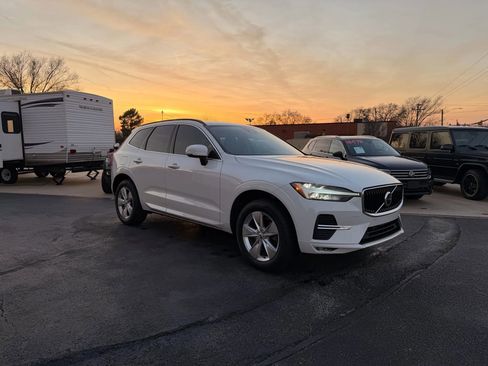 Used 2022 Volvo XC60 B5 Momentum image 7