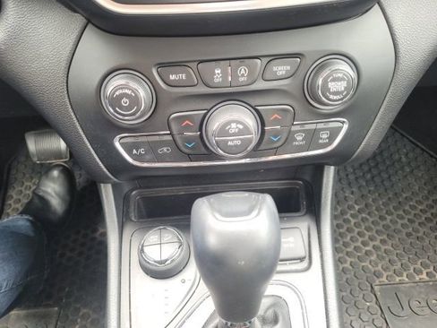 Used 2019 Jeep Cherokee Trailhawk w/ Cold Weather Group AWD/4WD image 16