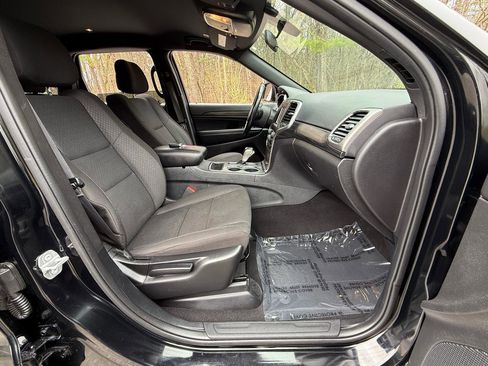 Used 2020 Jeep Grand Cherokee Laredo AWD/4WD image 23