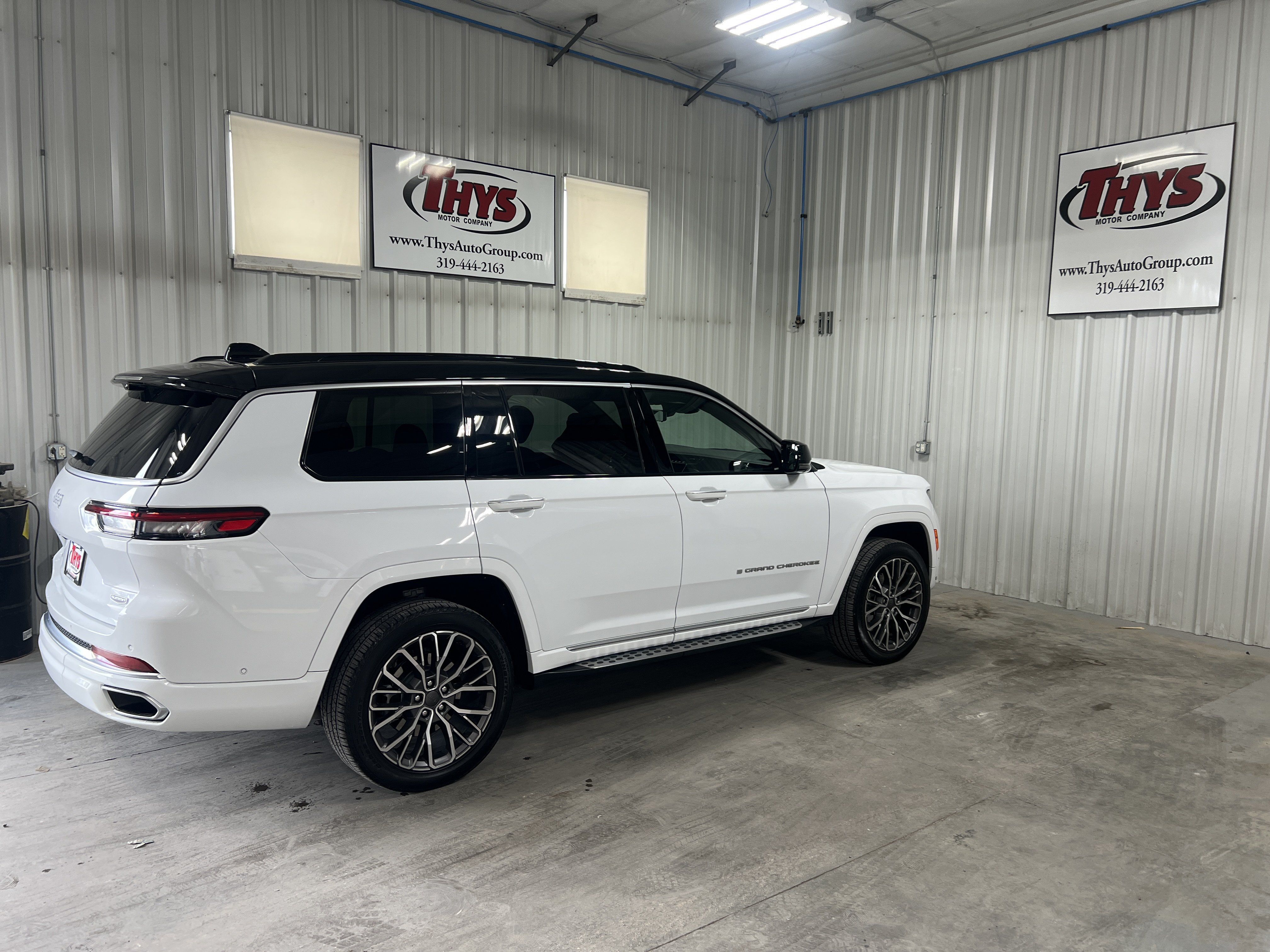 Used 2025 Jeep Grand Cherokee L Summit AWD/4WD image 8