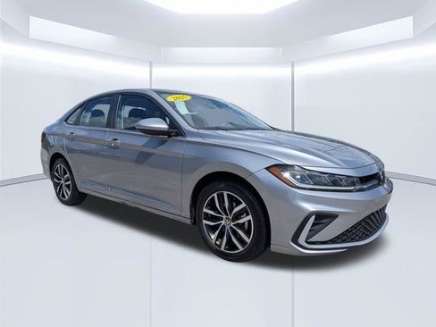 Used 2025 Volkswagen Jetta SE FWD image 1