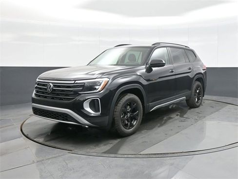 New 2026 Volkswagen Atlas Peak Edition image 3