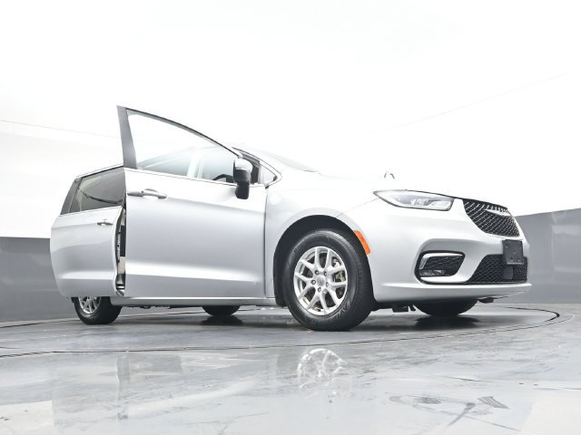 Used 2023 Chrysler Pacifica Touring-L FWD image 42