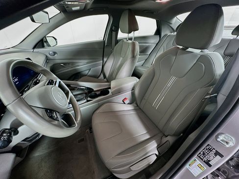Used 2025 Hyundai Elantra SEL FWD image 13