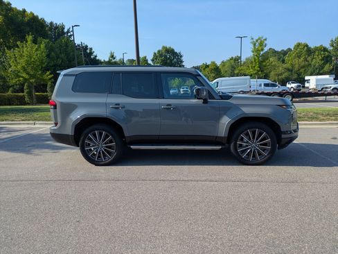 Used 2024 Lexus GX 550 w/ Accessory Package (Z1) AWD/4WD image 3