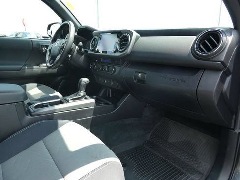 Used 2022 Toyota Tacoma TRD Off-Road AWD/4WD image 15