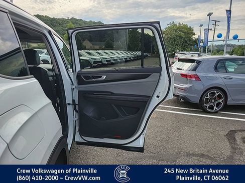 Certified 2024 Volkswagen Atlas Peak Edition SEL AWD/4WD image 45