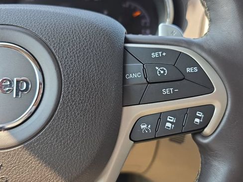 Used 2017 Jeep Grand Cherokee Overland w/ Jeep Active Safety Group AWD/4WD image 21