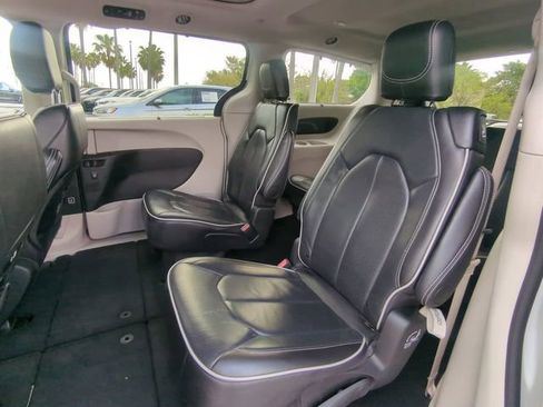 Used 2024 Chrysler Pacifica Limited image 17