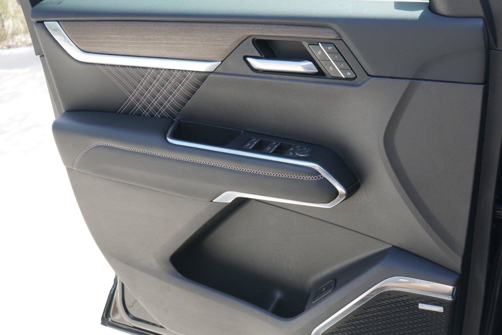 Used 2025 GMC Acadia Denali w/ LPO, Floor Liner Package FWD image 18