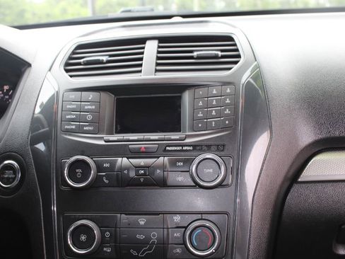 Used 2018 Ford Explorer XLT FWD image 11