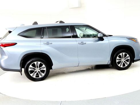 Certified 2022 Toyota Highlander XLE image 6
