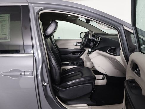 Used 2023 Chrysler Pacifica Touring-L FWD image 27