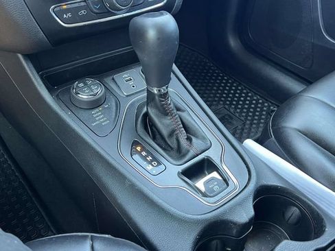 Used 2019 Jeep Cherokee Trailhawk w/ Cold Weather Group AWD/4WD image 26