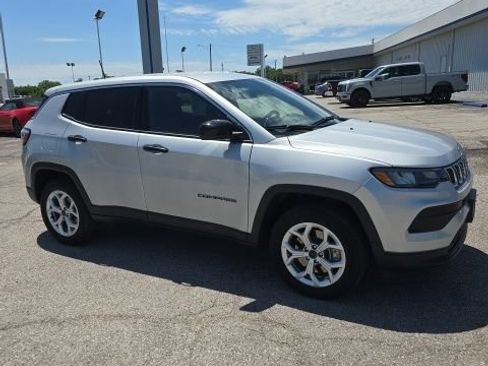 Used 2025 Jeep Compass Sport AWD/4WD image 2