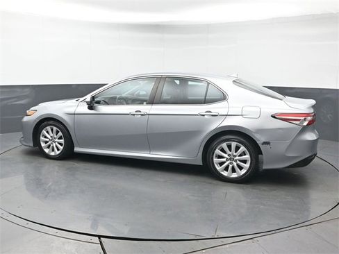 Used 2020 Toyota Camry LE image 3