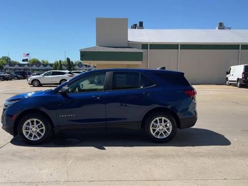 Used 2022 Chevrolet Equinox LS w/ LS Convenience Package AWD/4WD image 5