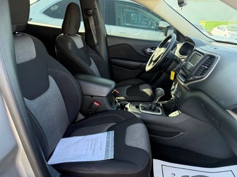 Used 2016 Jeep Cherokee Sport FWD image 11