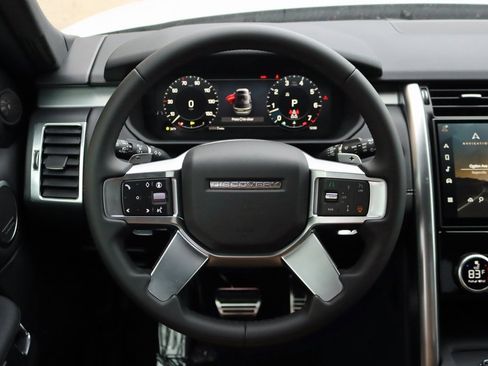Used 2025 Land Rover Discovery Dynamic SE image 17