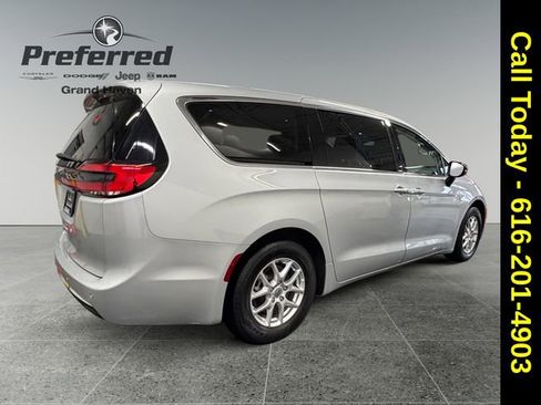 Used 2024 Chrysler Pacifica Touring-L image 17
