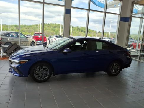 Used 2025 Hyundai Elantra Hybrid FWD image 6