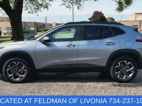 Used 2024 Chevrolet Trax LT w/ Driver Confidence Package FWD image 5
