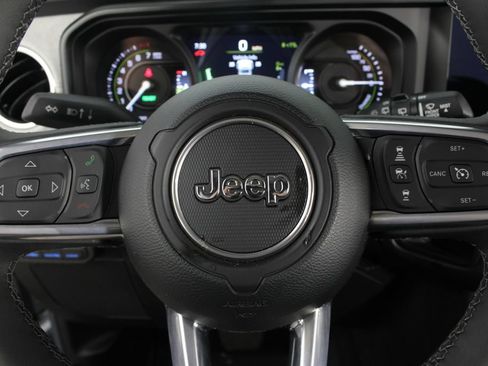 Used 2025 Jeep Wrangler Unlimited Sahara w/ Safety Group AWD/4WD image 12
