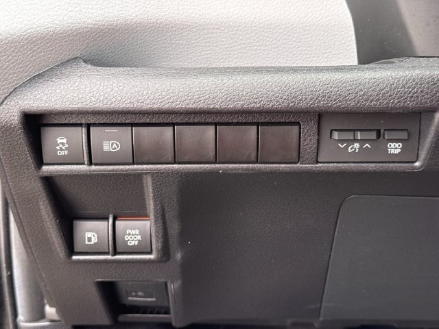 Used 2025 Toyota Sienna XLE FWD image 25