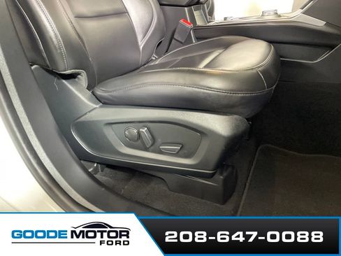 Used 2022 Ford Explorer XLT w/ Equipment Group 202A AWD/4WD image 25