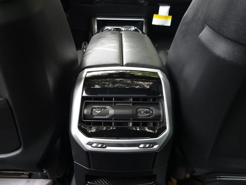 Used 2023 BMW i7 xDrive60 AWD/4WD image 28