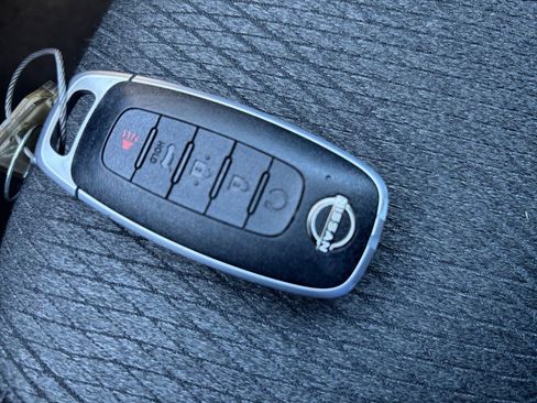 Used 2025 Nissan Rogue SV AWD/4WD image 27