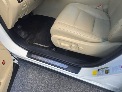 Used 2016 Toyota Highlander Limited w/ Driver Technology Package AWD/4WD image 14