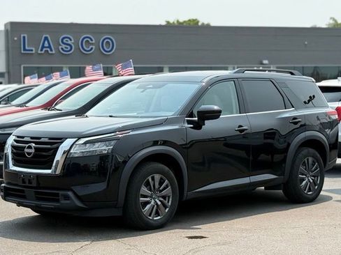Used 2022 Nissan Pathfinder SV image 1