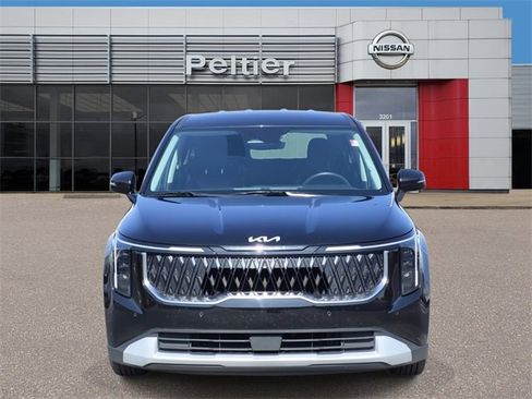 Used 2025 Kia Carnival image 2