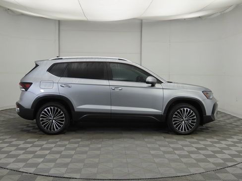 Certified 2025 Volkswagen Taos SE w/ Panoramic Sunroof Package image 4