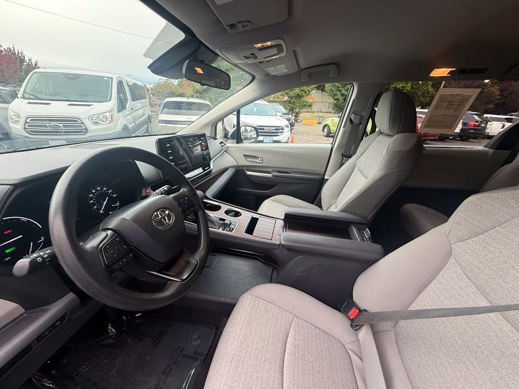 Used 2024 Toyota Sienna LE FWD image 20