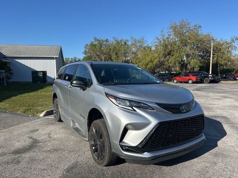 Used 2024 Toyota Sienna XSE w/ XSE Plus Package image 7