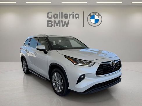 Used 2022 Toyota Highlander Limited FWD image 4