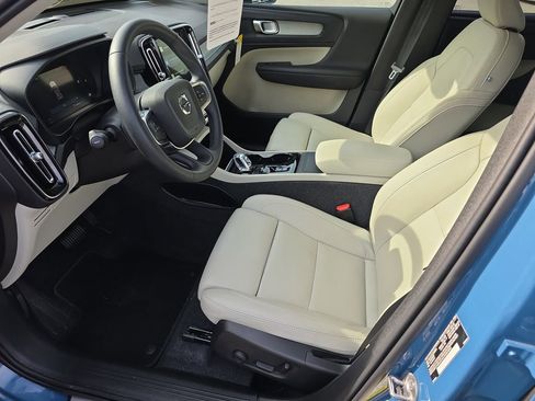 Used 2025 Volvo XC40 B5 Plus w/ Protection Package Premier image 8