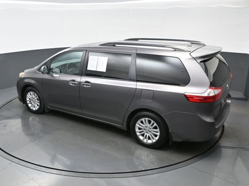 Used 2017 Toyota Sienna Limited Premium image 36