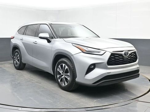 Used 2021 Toyota Highlander XLE FWD image 2