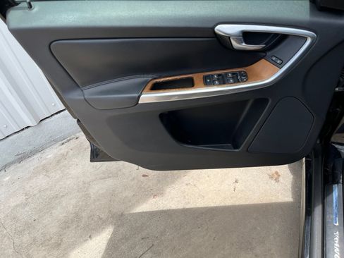 Used 2016 Volvo XC60 T5 Premier w/ Proximity Package FWD image 11