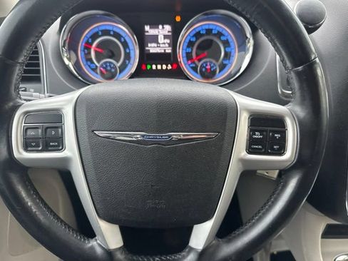 Used 2014 Chrysler Town & Country Touring FWD image 12