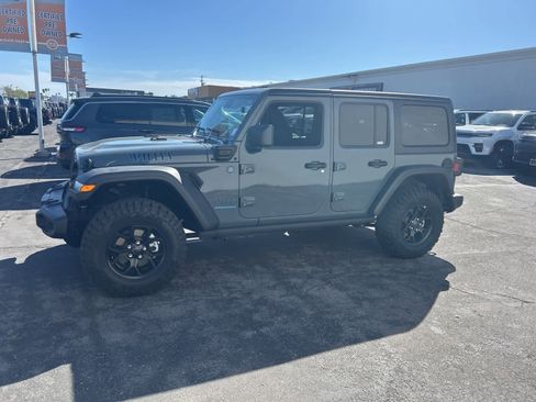 Used 2025 Jeep Wrangler Willys image 2