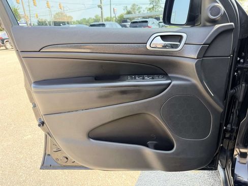 Used 2018 Jeep Grand Cherokee Laredo AWD/4WD image 17