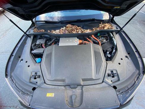 Used 2022 Audi e-tron Premium Plus image 16