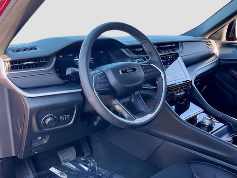 Certified 2025 Jeep Grand Cherokee Altitude image 9